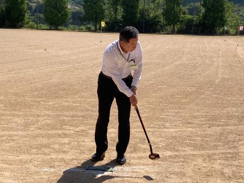 始球式を行う藤原町長