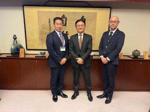 京都大学の湊総長、京都大学複合原子力科学研究所の黒崎所長と藤原町長