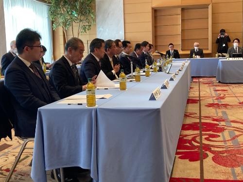 会議で発言する藤原町長