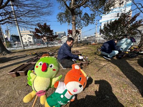 花を植える藤原町長