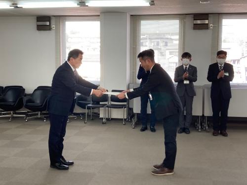 表彰状を渡す藤原町長と受賞者