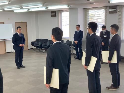 お祝いの言葉を述べる藤原町長