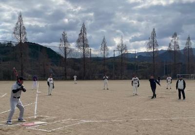 始球式をする藤原町長