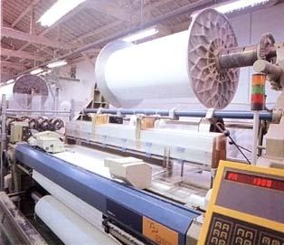 機械でタオルを作る、タオル工場の写真