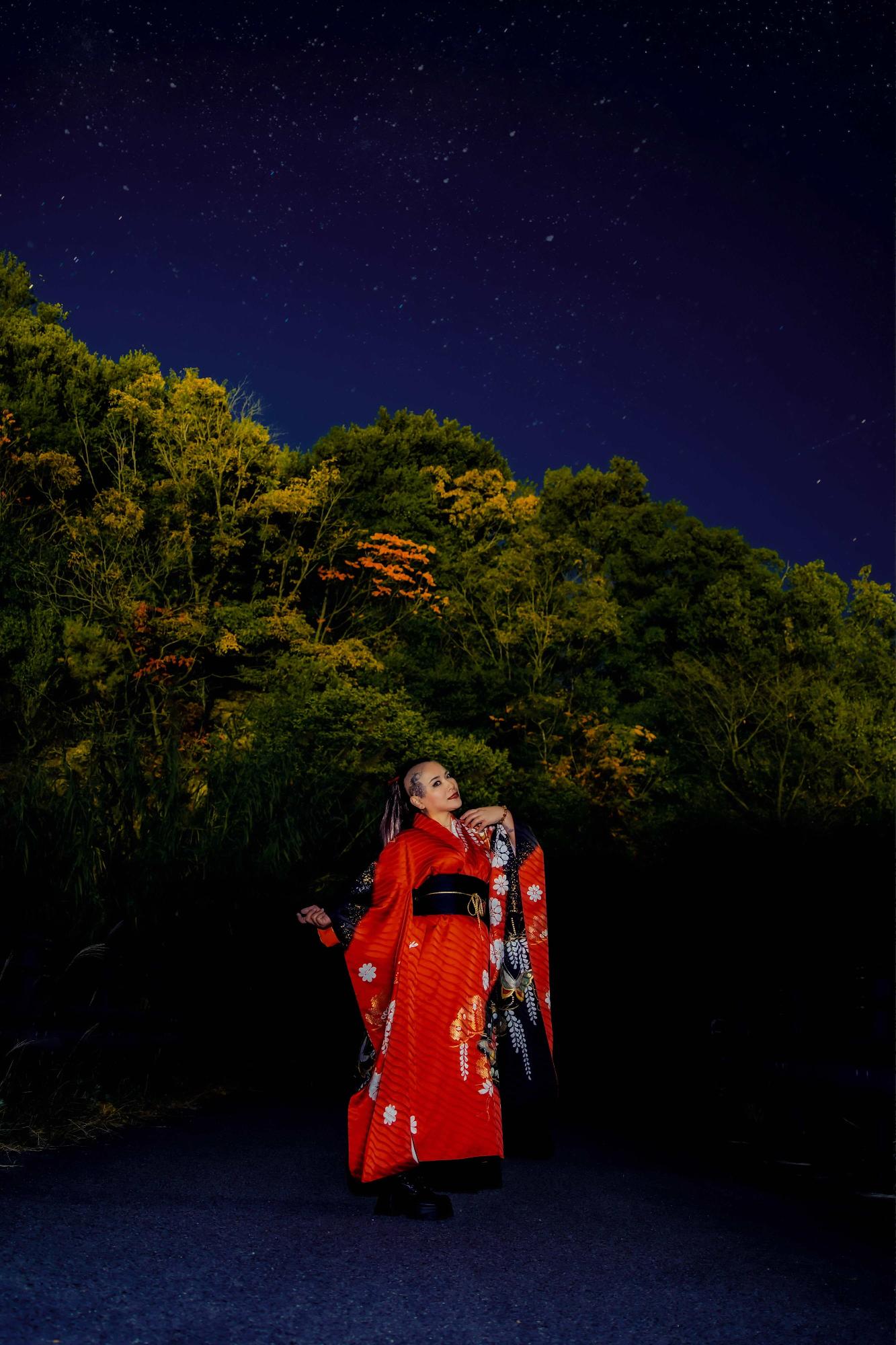 星空と紅葉と女性が写っている写真