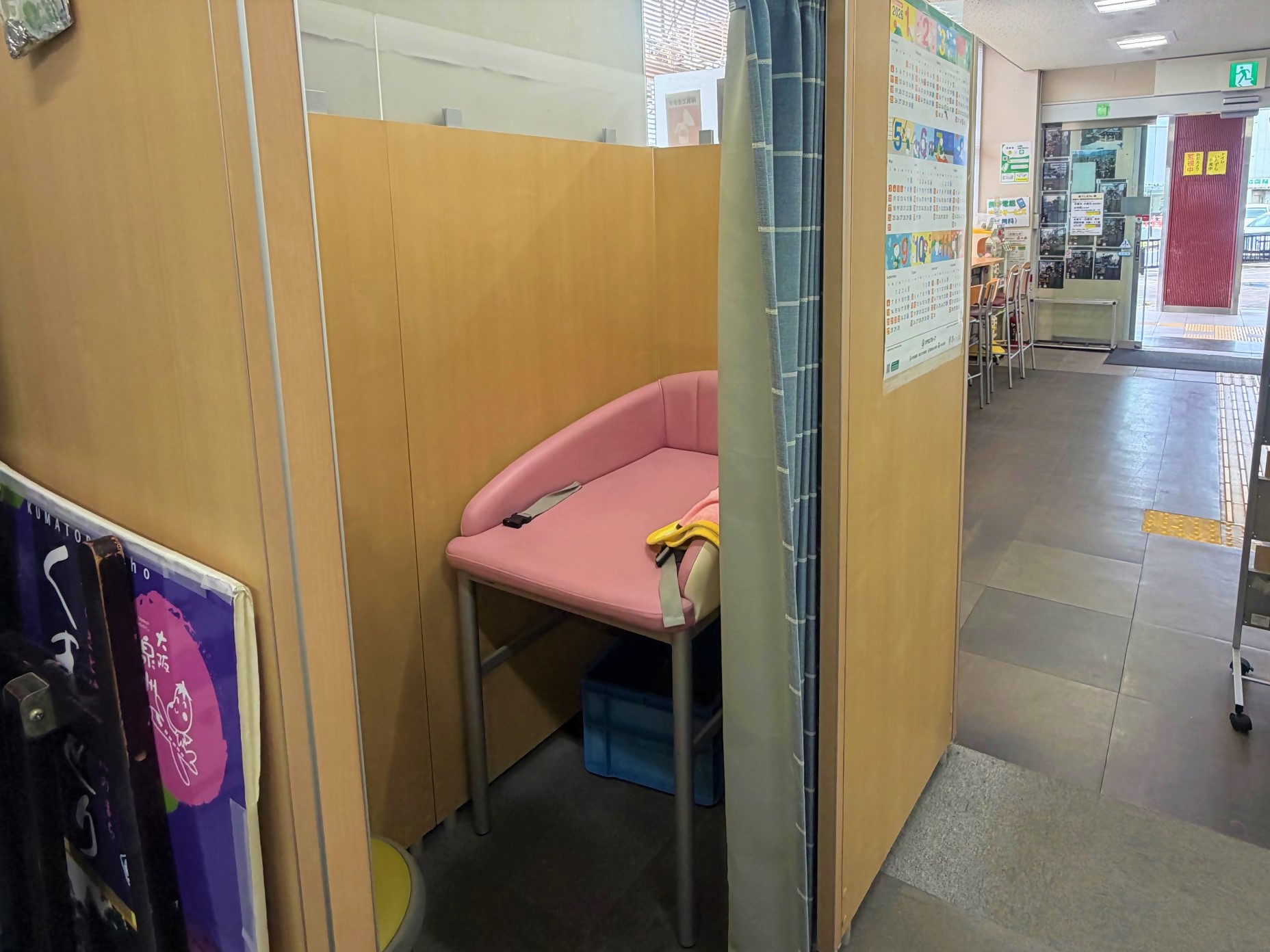 壁とカーテンで仕切られ、中にベビーベッドが設置してある赤ちゃんの駅（授乳室）の写真