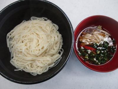 丼のお皿に茹でた素麺、お椀につゆが盛りつけられた写真