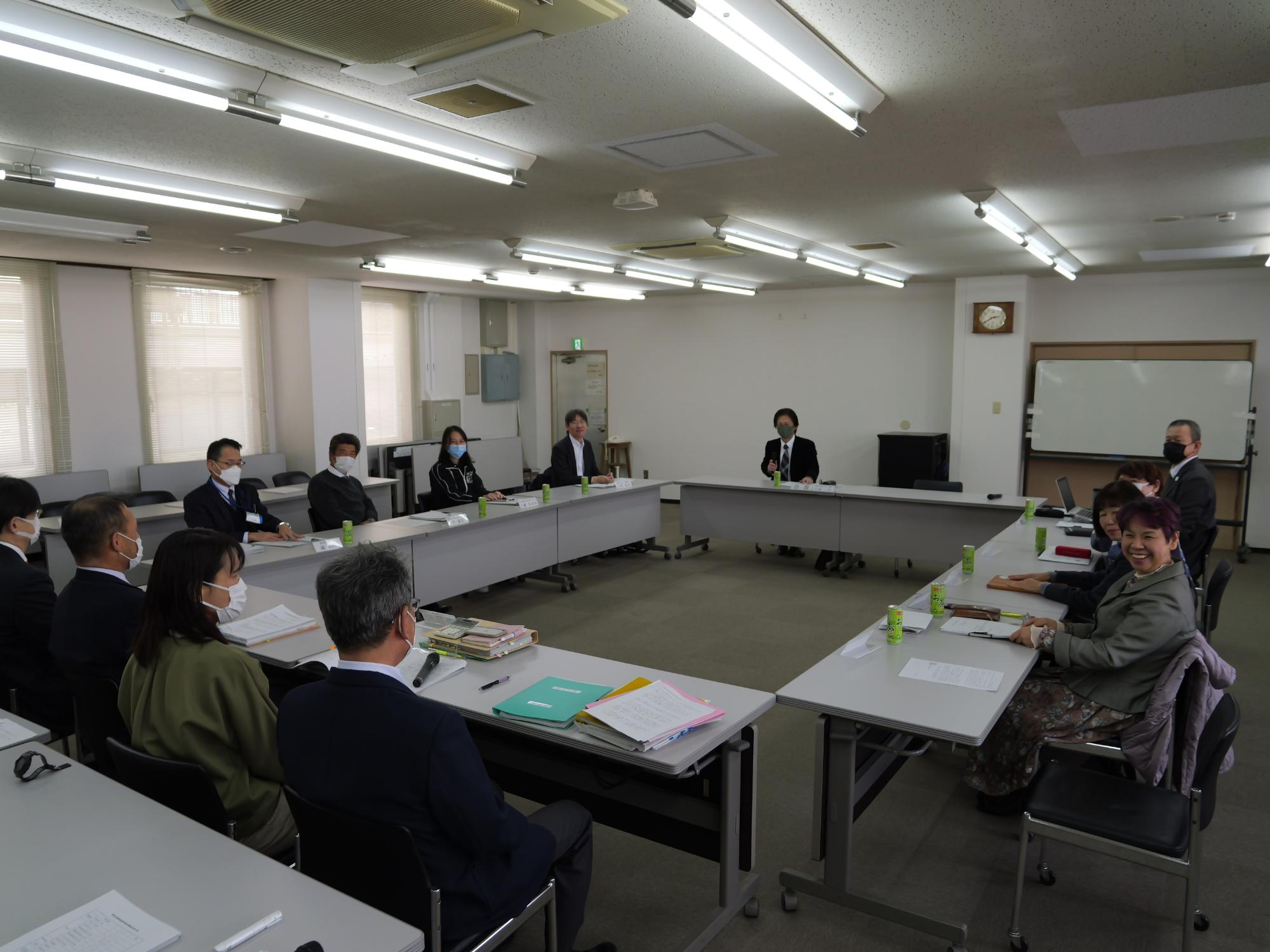 答申書提出後の審議会風景
