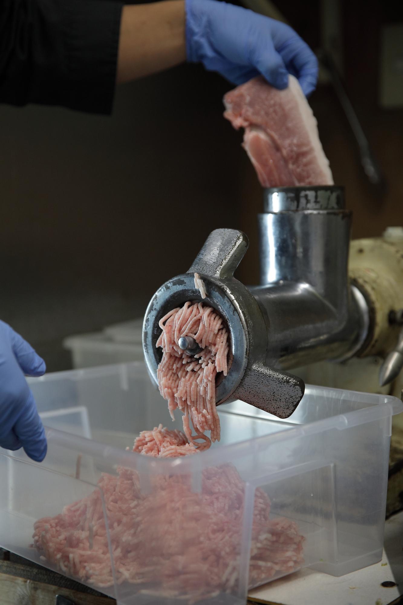 ひき肉をミンチにする作業