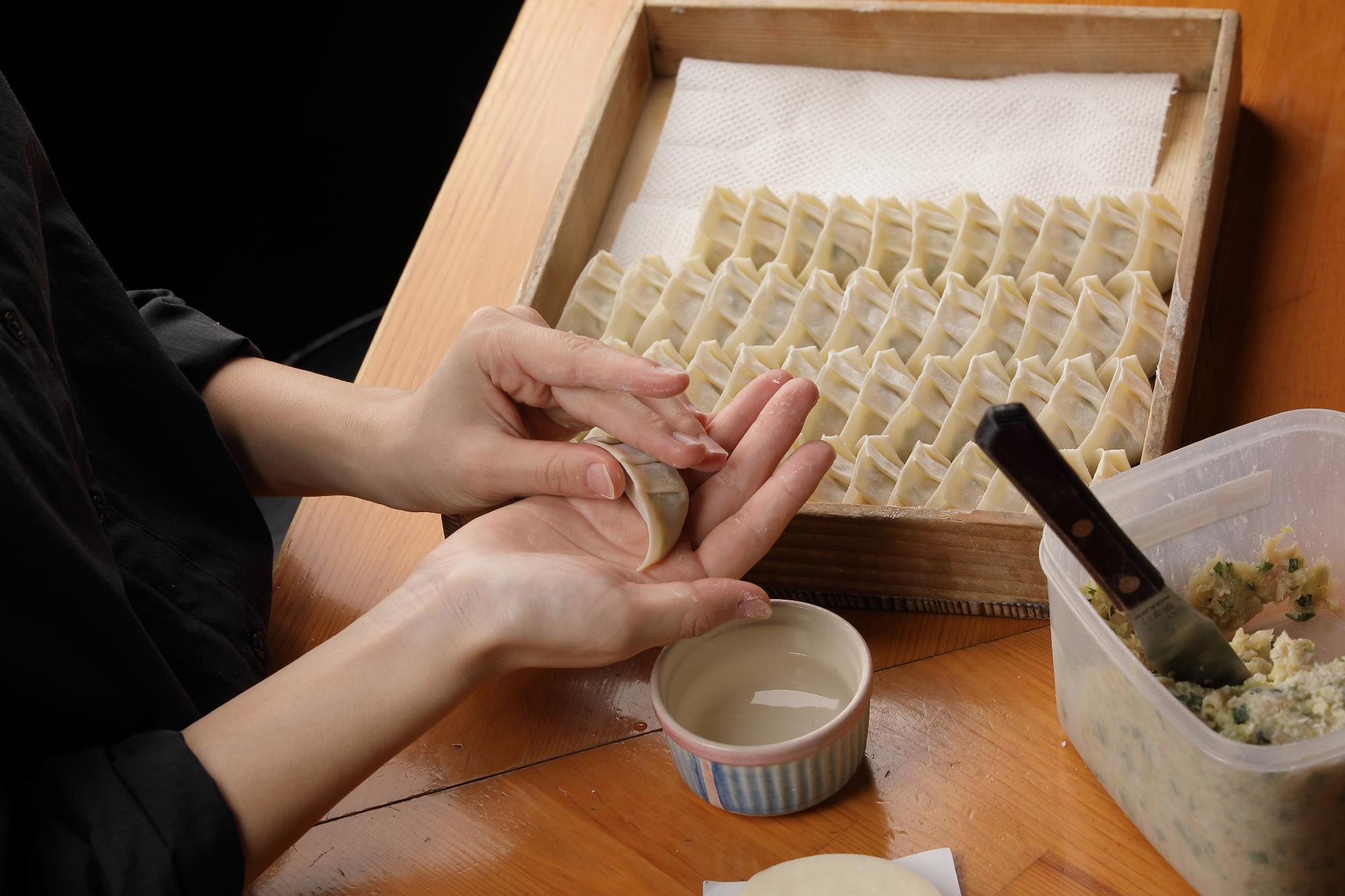 餃子を包む作業