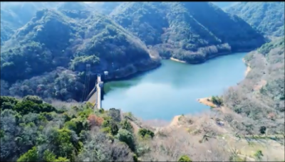 奥山雨山自然公園のダムを上空から撮影している様子の写真
