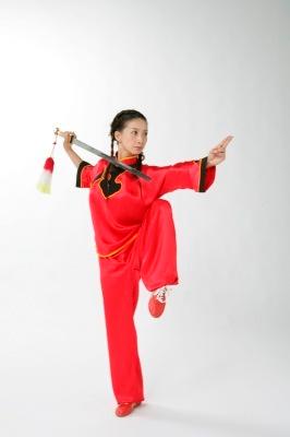 剣を構えている陳 静(チン セイ)老師の写真