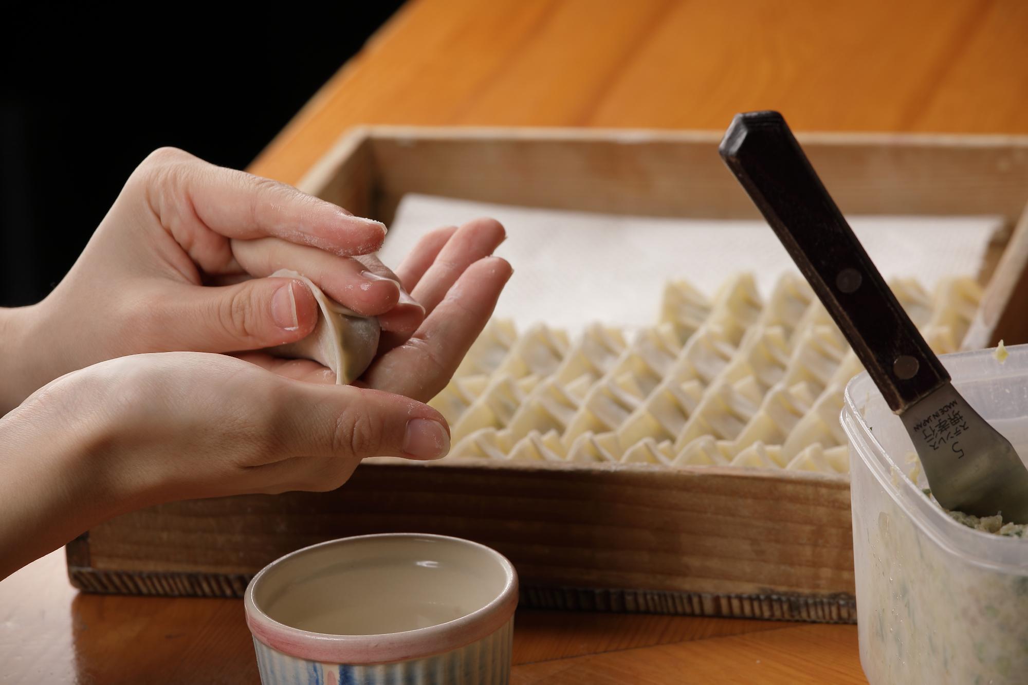 餃子を包む工程