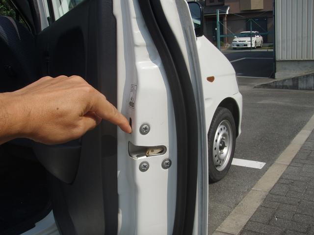 車のドアの「チャイルドロック」を指差している写真