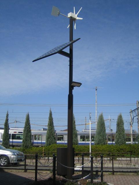 街路灯の上にプロペラの形をした風力発電と下に太陽光発電が設置されている写真