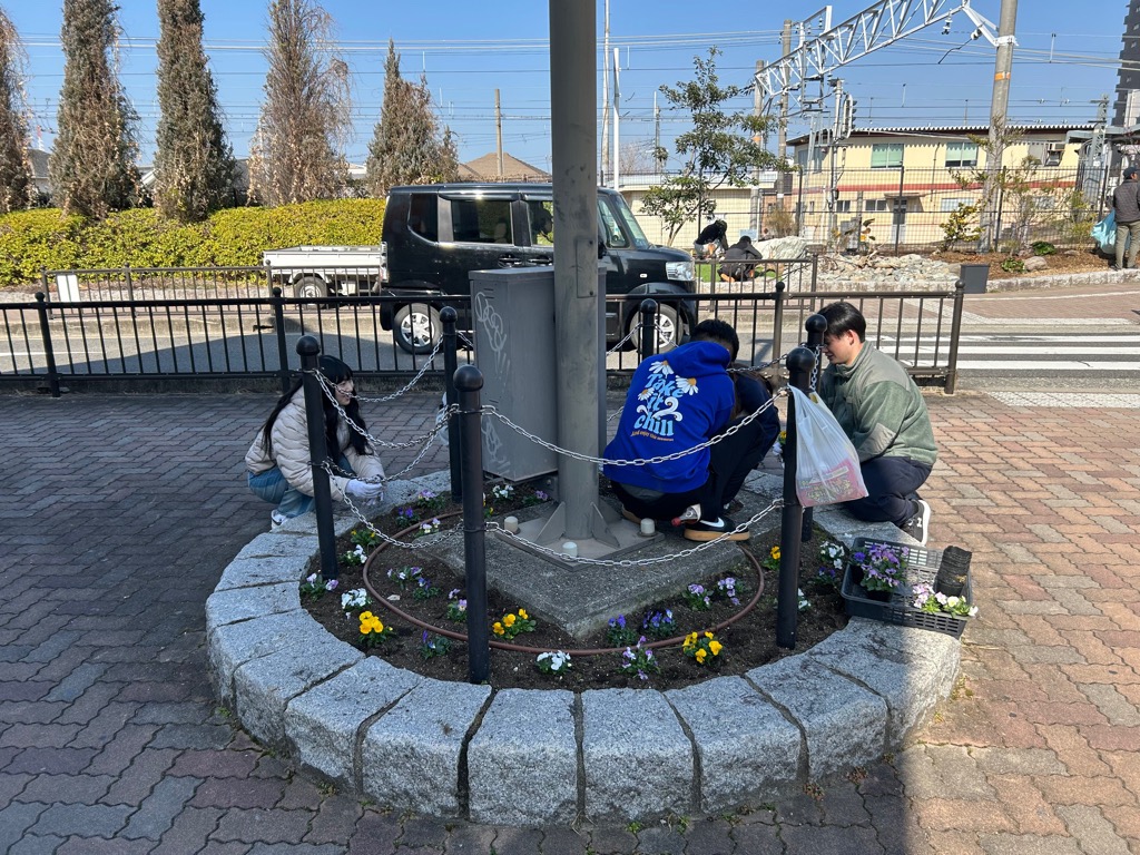 駅前の花壇に花苗を植えている様子