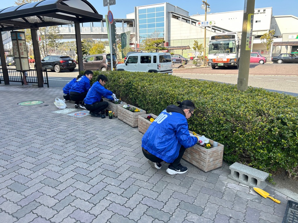プランターに花苗を植える様子