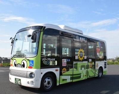 薄緑色の車体のメジーナちゃん号のバスの全体を斜めから写した写真