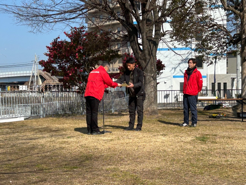 新規参画団体への感謝状贈呈をしている風景