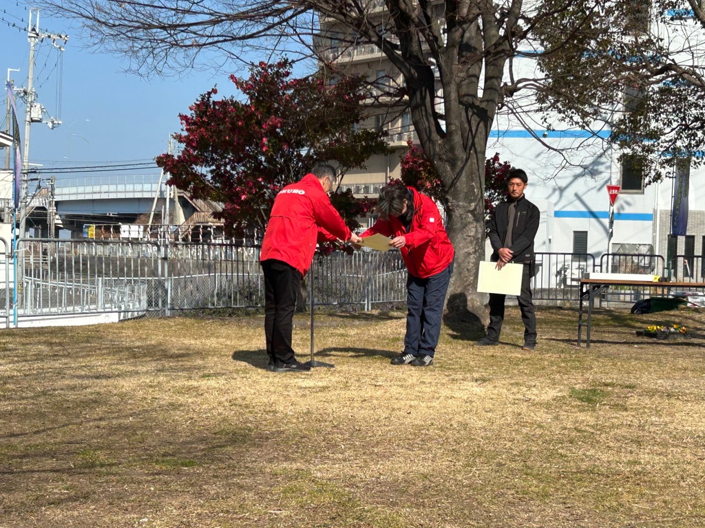 緑化プロジェクトへ新規参画した団体への感謝状贈呈をしている風景