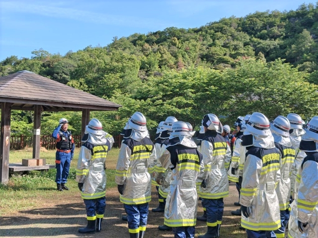 訓練開始前に整列する消防団員の写真