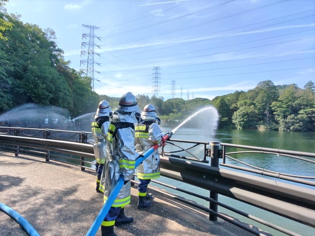 放水訓練を行う消防団員の写真