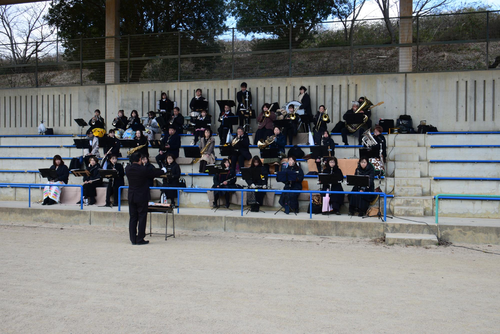 熊取吹奏楽団による演奏の様子