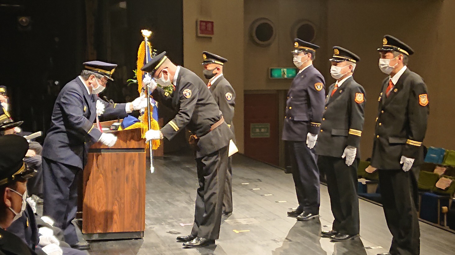 令和3年度大阪府知事表彰で優勝機関表彰の表彰旗を受領している写真