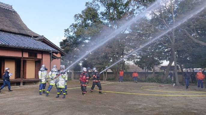 令和4年度の文化財防火デーに伴う訓練の一斉放水の写真
