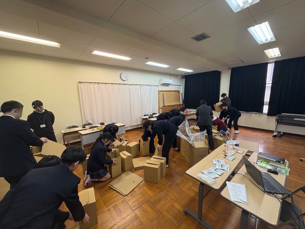 段ボールベッド組み立ての様子