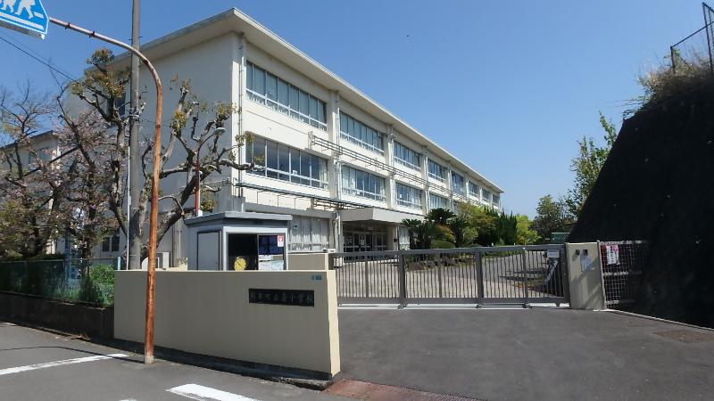 南小学校の校舎を正門から撮影した写真です