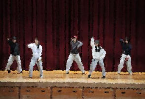 ５名の生徒がダンスを踊る様子です