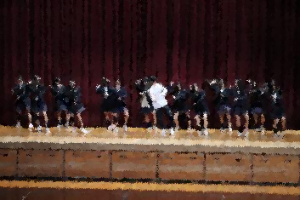 たくさんの生徒が舞台上で踊っている様子です