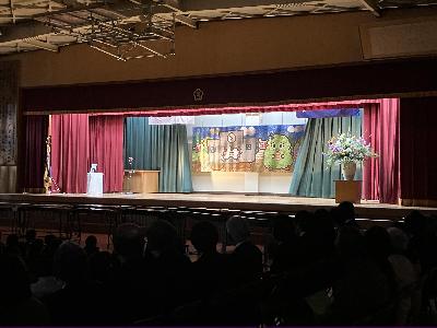 舞台が開き、ペットボトルアートが見え始めている様子です