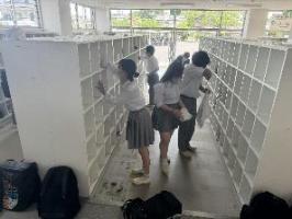 清掃活動をしている生徒たちの写真です