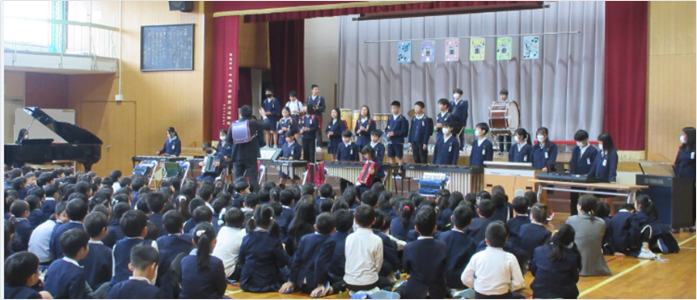 音楽祭で演奏している様子です
