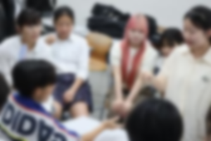 生徒たちと留学生が交流している様子です