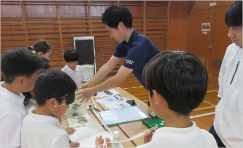 児童がアイマスク体験学習をしています