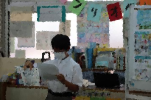 おすすめの本を発表している生徒の様子です