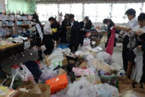 集めた服を仕分けしている生徒たちの様子です