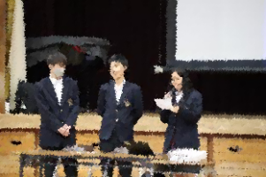 司会進行する生徒の様子です