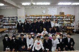 実行委員の生徒たちと集まった服　集合写真です