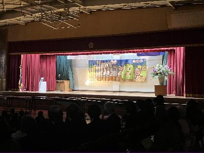 舞台が開き、ペットボトルアートがお披露目された様子です