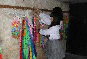 千羽鶴を持参する生徒２名