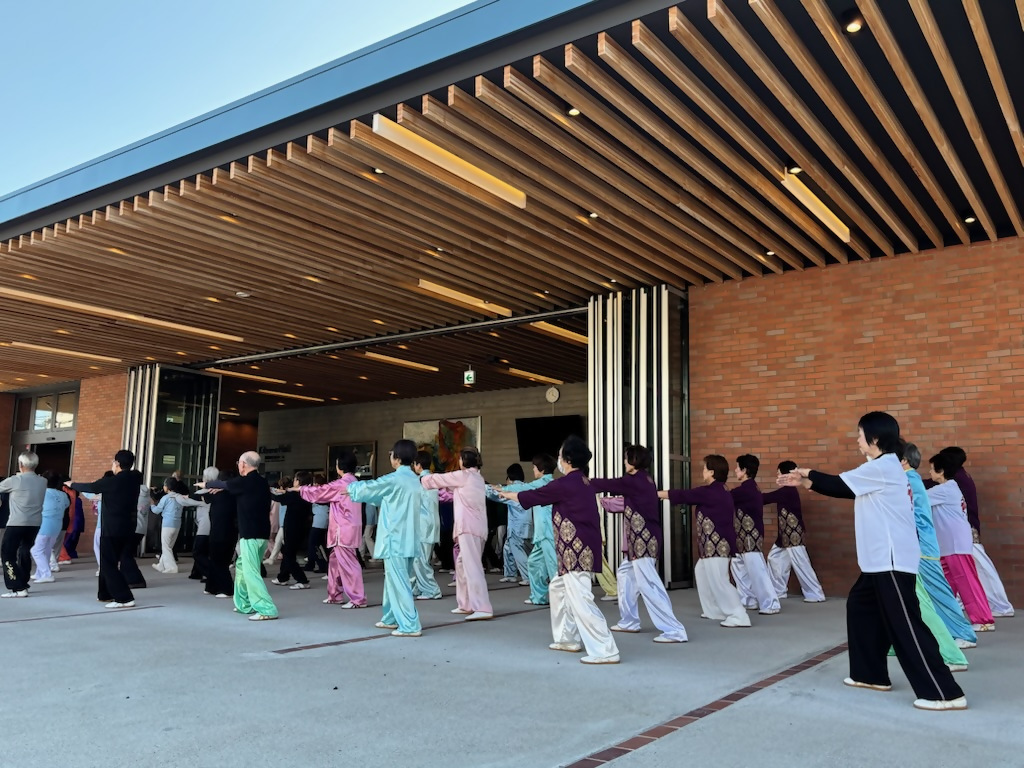 晴天の下で集団演武を披露する様子