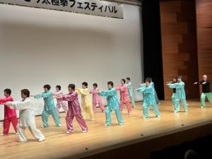 ホール内の舞台にて町内サークルが表演披露する様子