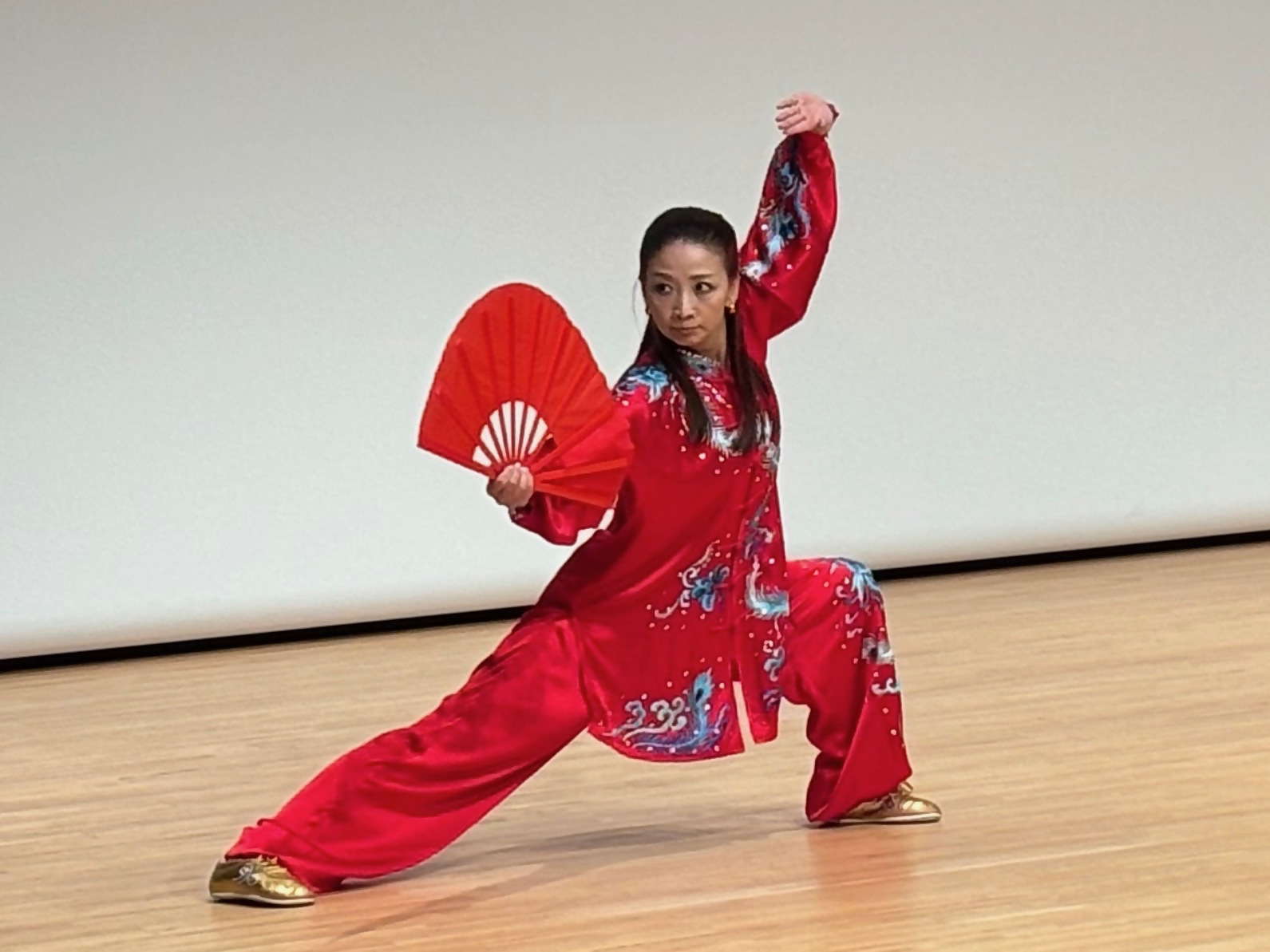 模範演武を披露する陳静老師