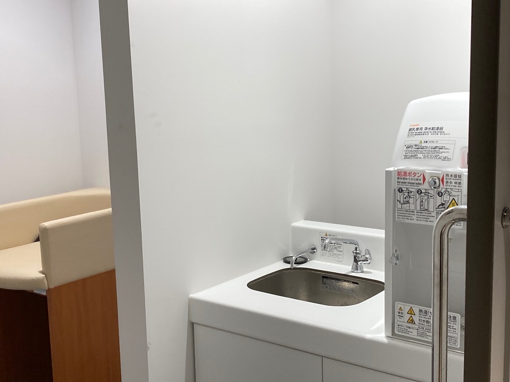 おむつ交換台と調乳用給湯器