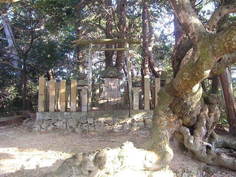 周囲は木々が生い茂っており、鳥居と石碑が数本の石柱で囲まれている雨山神社の写真