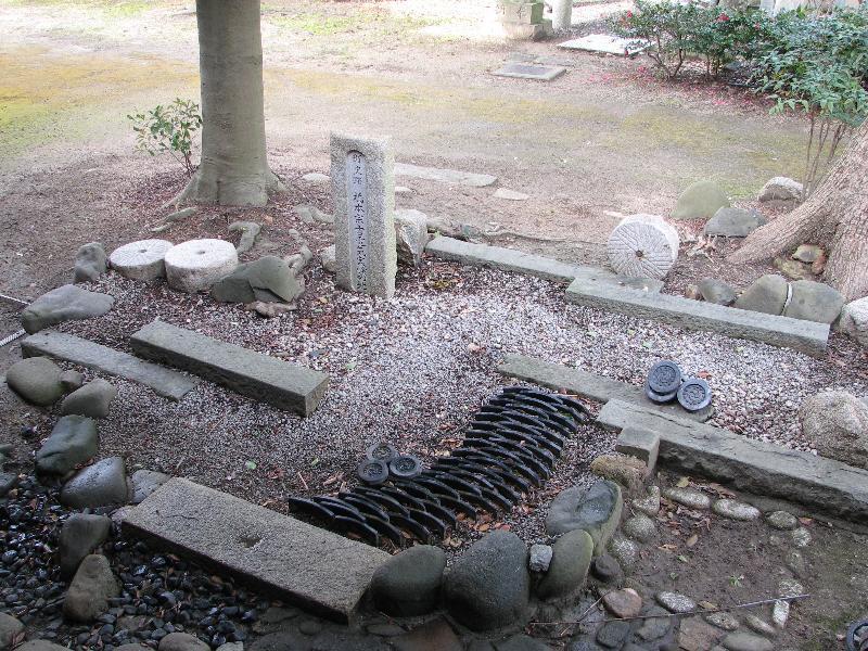 電気実験が行われた松があった場所に石碑が建てられている様子の写真